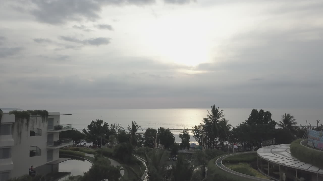 호텔에서 해가 지는 해변 풍경