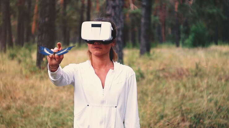 mulher experimentando a realidade virtual em uma floresta