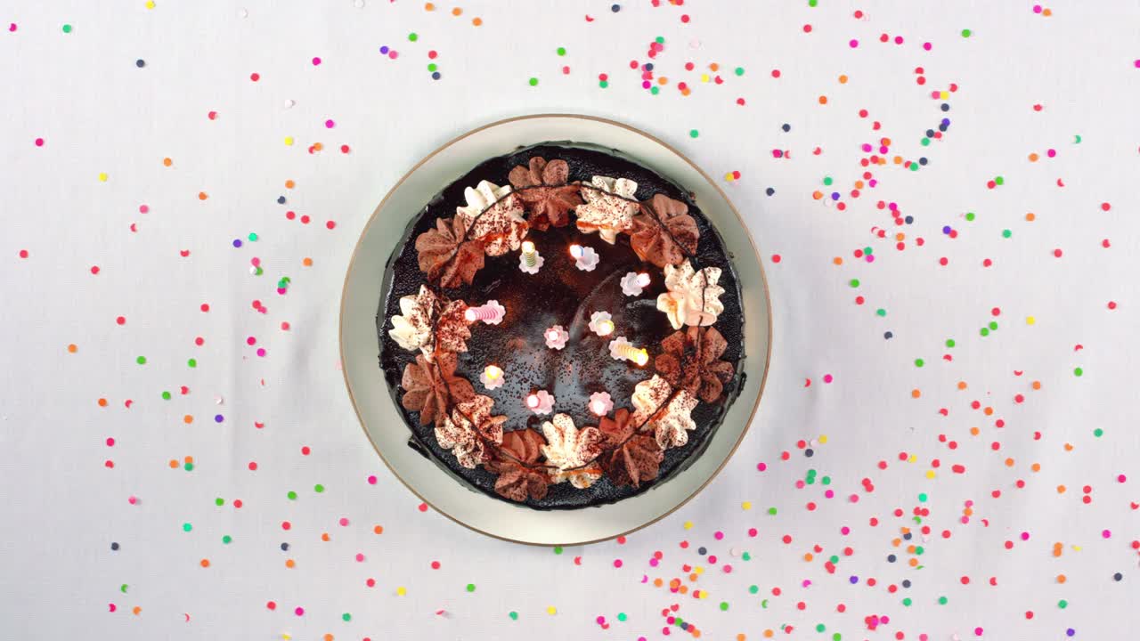 sacando un pastel de cumpleaños y soplando las velas 422 hq