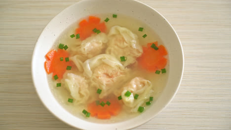 sopa de albóndigas de camarones en tazón blanco - estilo de comida asiática