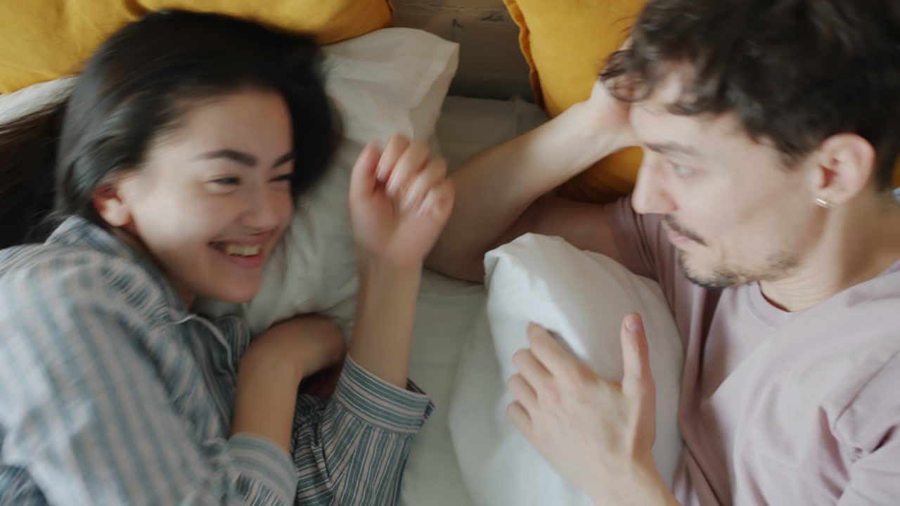 침대에서 시간을 즐기는 커플