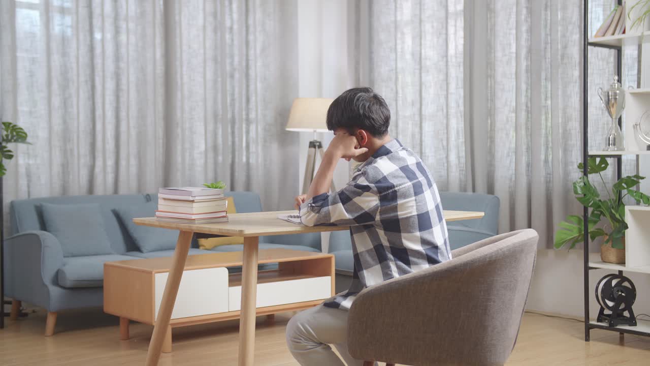 가정에서 공부하는 학생