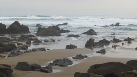 Nebliger-Strand-An-Der-Französischen-Küste-Mit-Sand-Und-Steinen