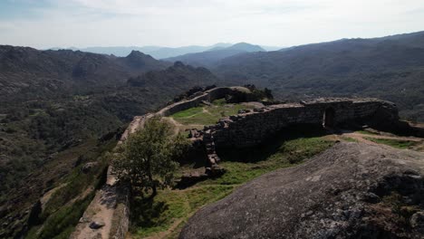 Luftaufnahme-Der-Ruinen-Der-Burg-Castro-Laboreiro-Im-Nationalpark-Penada-Geres-In-Portugal