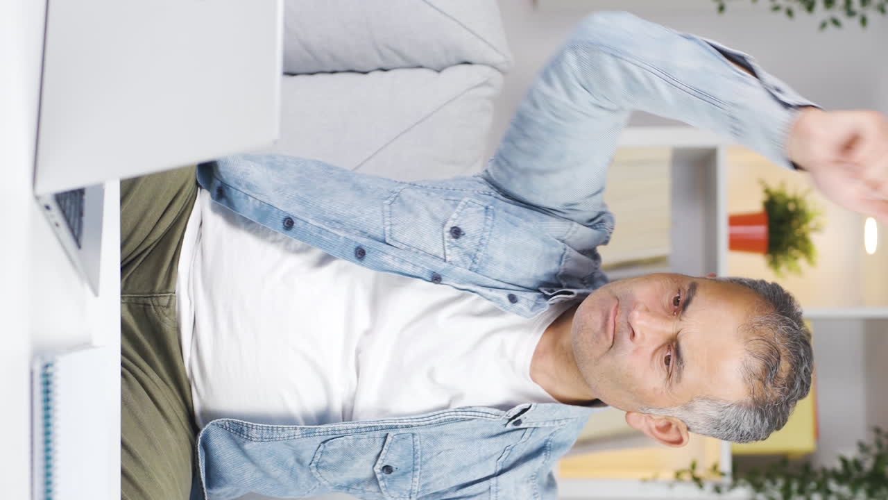 분노로 폭발하는 남자의 수직 비디오.