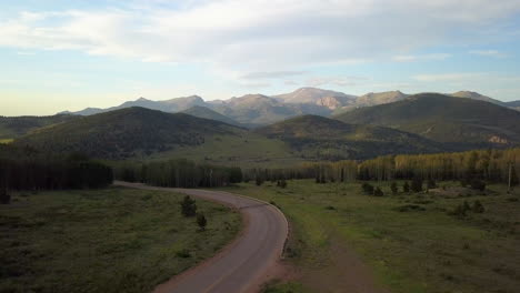 Volando-Sobre-Una-Carretera-Vacía-Y-Hacia-Una-épica-Vista-Montañosa-En-Colorado