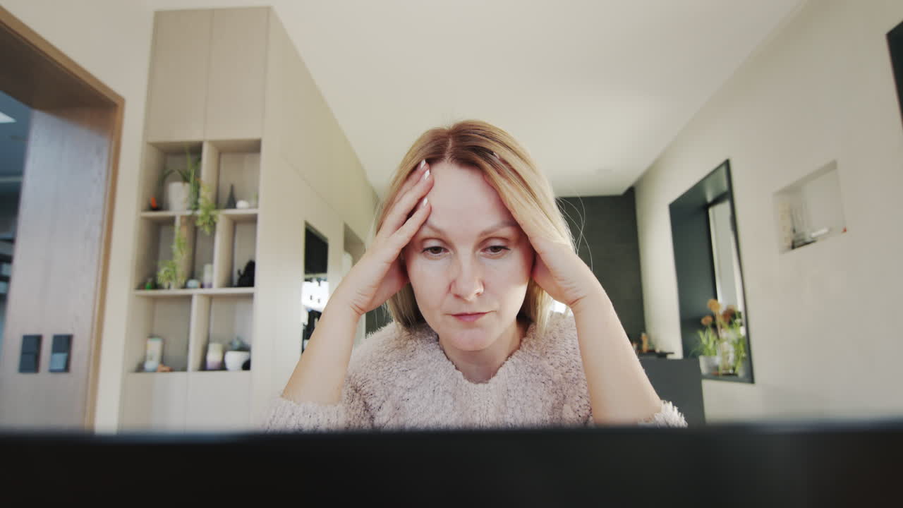 mujer triste pensativa sentada en el monitor de la computadora portátil. disparo de lente ancha