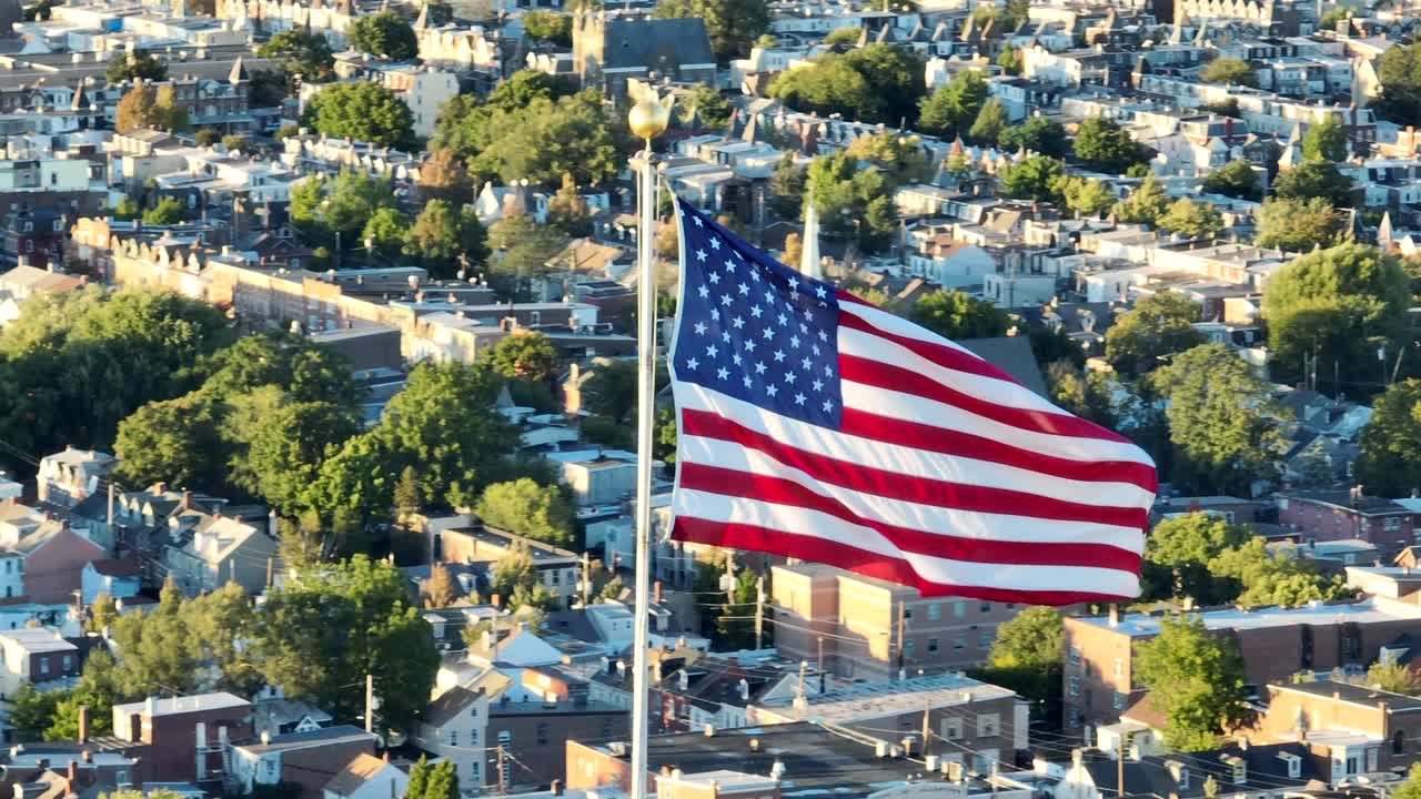 Ripresa aerea orbitale della bandiera americana.