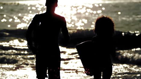 Amigos-Con-Tabla-De-Surf-Corriendo-En-La-Playa