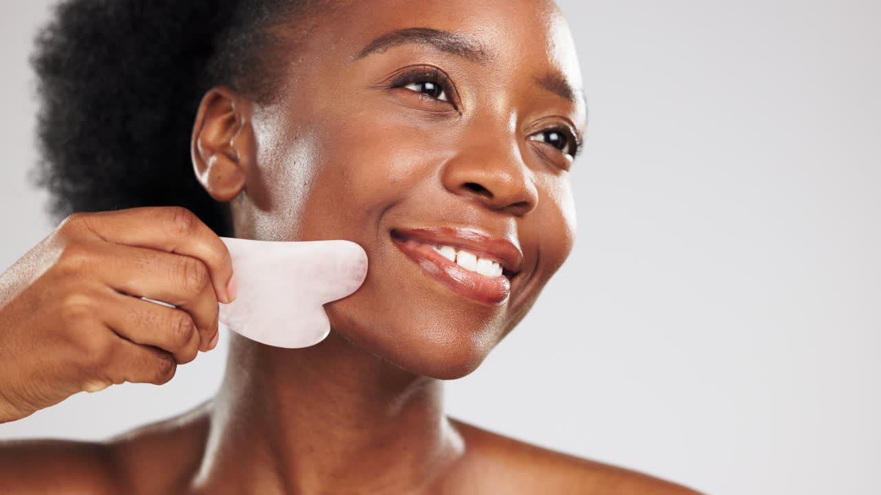 Tratamento facial, massagem e pedras com uma modelo negra.