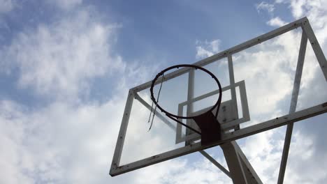 el dramático fondo de nubes en movimiento de un anillo de baloncesto