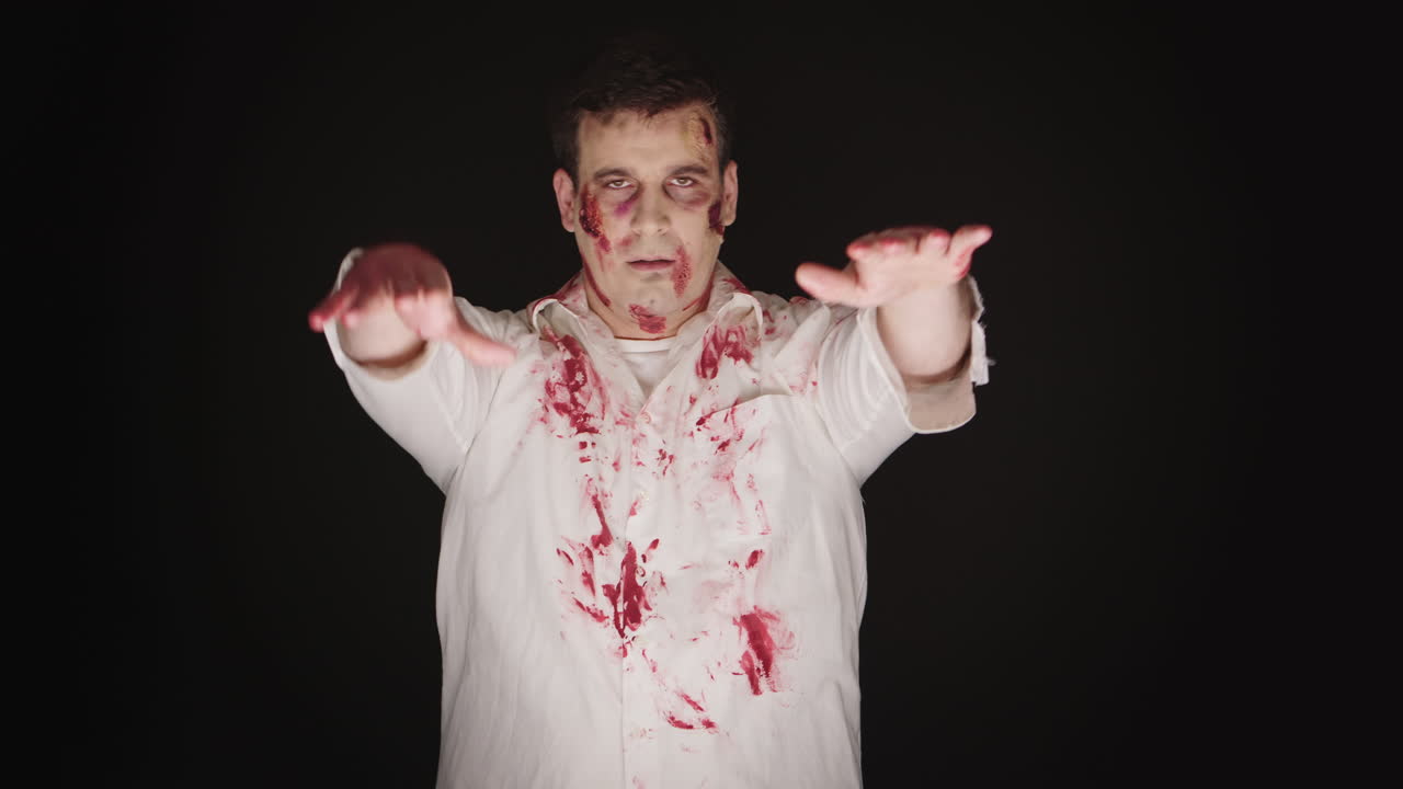 un joven caucásico vestido como un zombie.