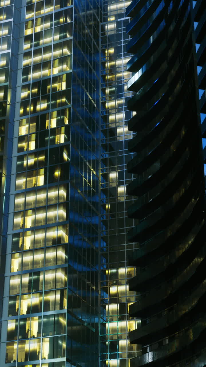 Andaimes iluminados revelam os reparos noturnos em andamento entre os arranha-céus