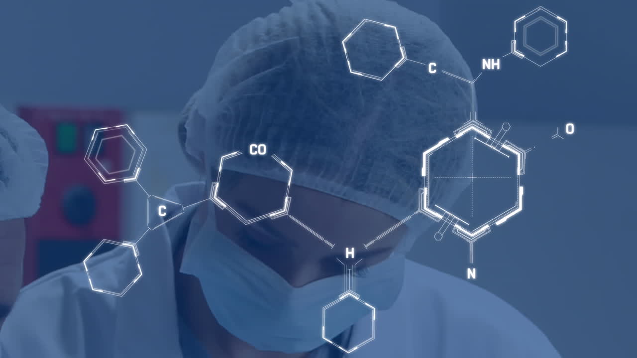 백인 여성 과학자가 현미경으로 얼굴 마스크를 쓴 과학 데이터 처리의 애니메이션