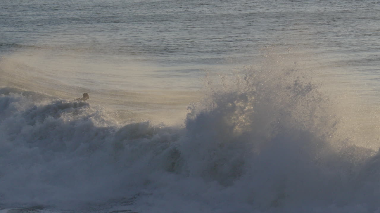 황금시간대에 파도가 서퍼에게 충돌