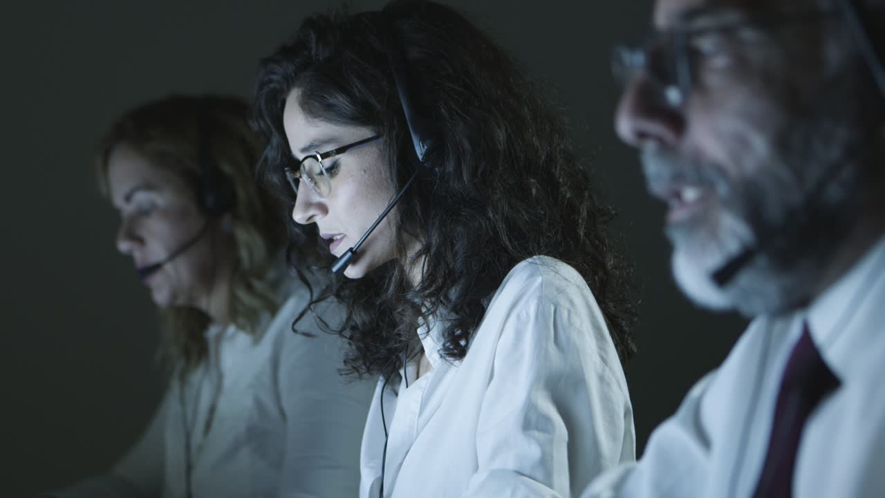 gente de negocios seria con auriculares