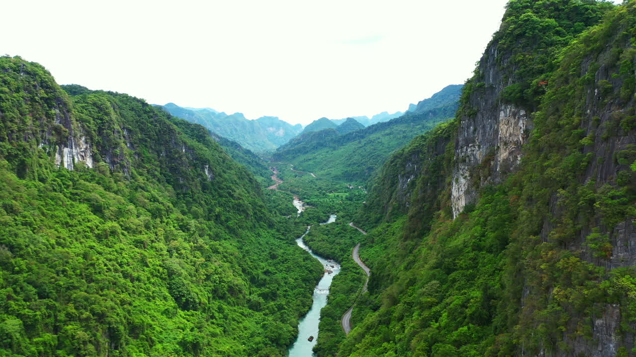 자연은 결코 놀라게 하지 않습니다.