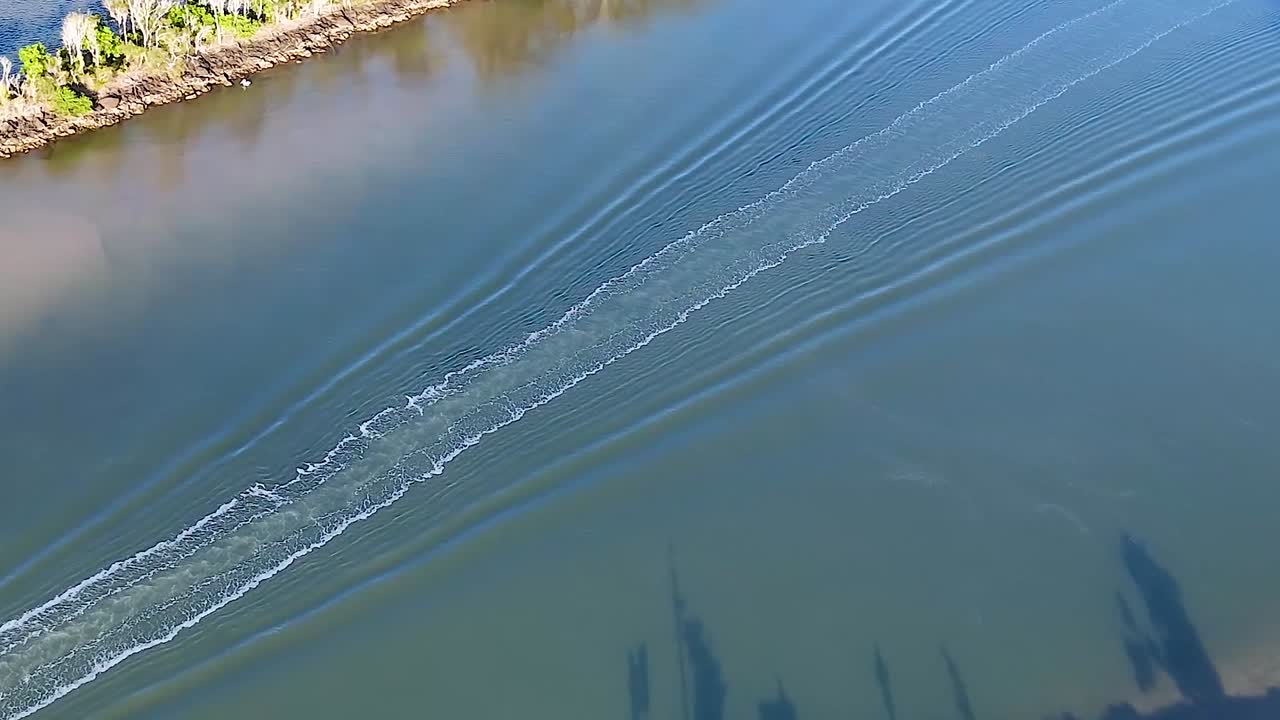 경치 좋은 강 에 있는 배 의 공중 사진