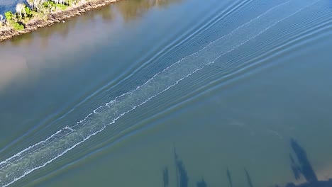 vista aérea de un barco en un río pintoresco
