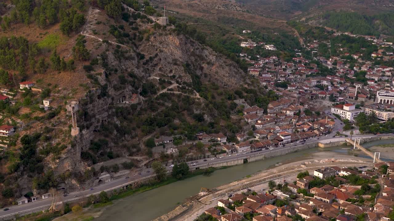 inclinación lenta hacia arriba sobre el hermoso pueblo antiguo de berat con castillo al atardecer