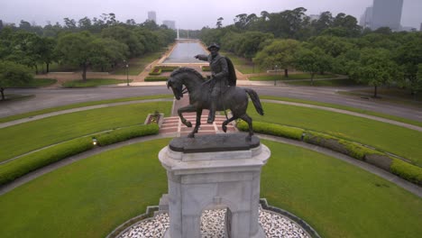 Establishing-shot-of-the-Sam-Houston-statue-at-Hermann-Park-in-Houston,-Texas