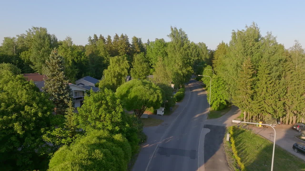 vista aérea siguiendo una carretera de vecindario vacía