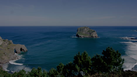 Toma-Panorámica-De-Una-Isla-Rocosa-En-El-Norte-Del-Golfo-De-Vizcaya-En-España