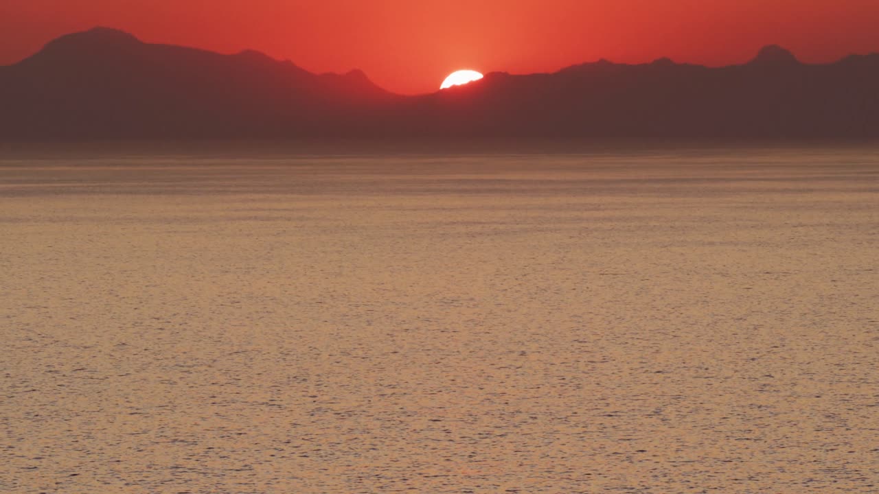 video de la hermosa vista del atardecer sobre la costa rocosa