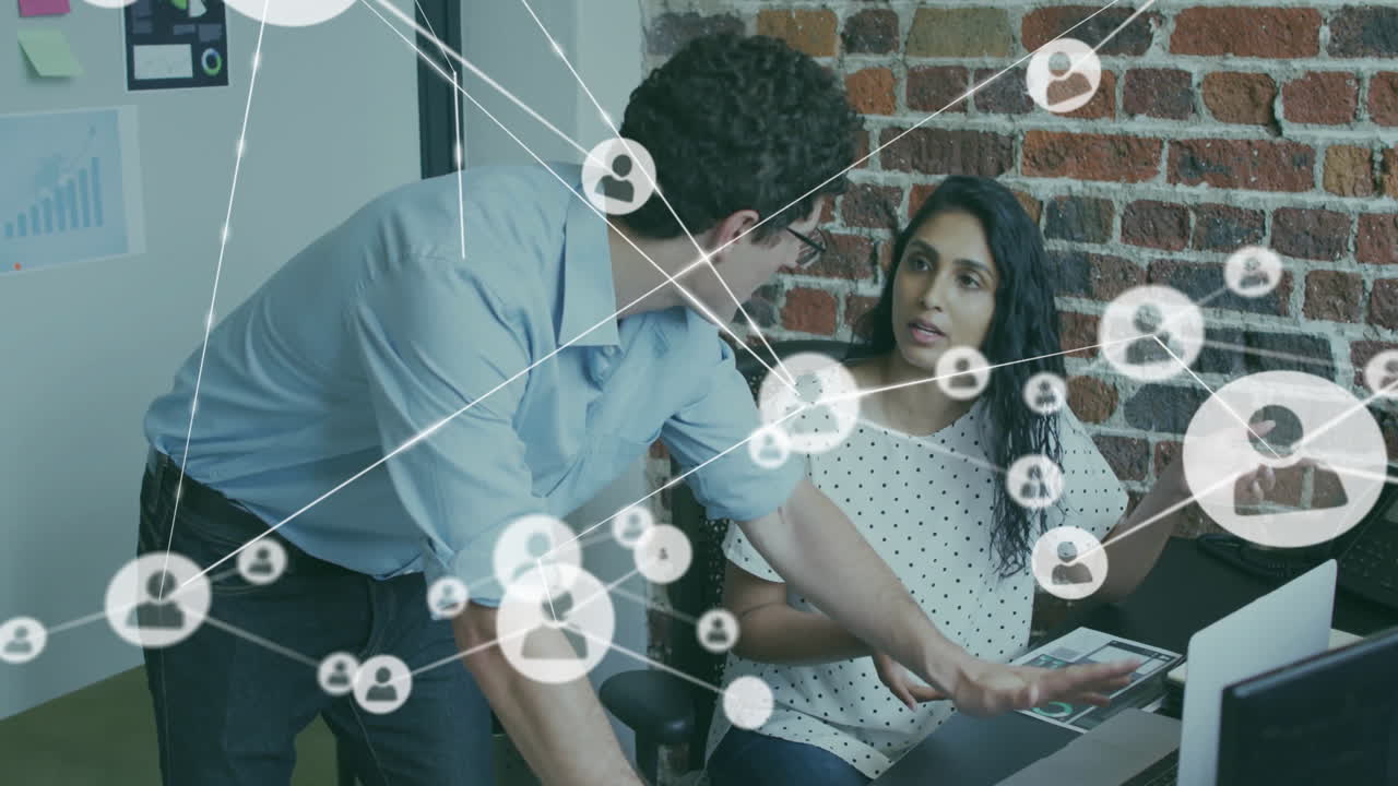 animación de la red de conexiones con iconos sobre diversos colegas que usan portátiles en la oficina