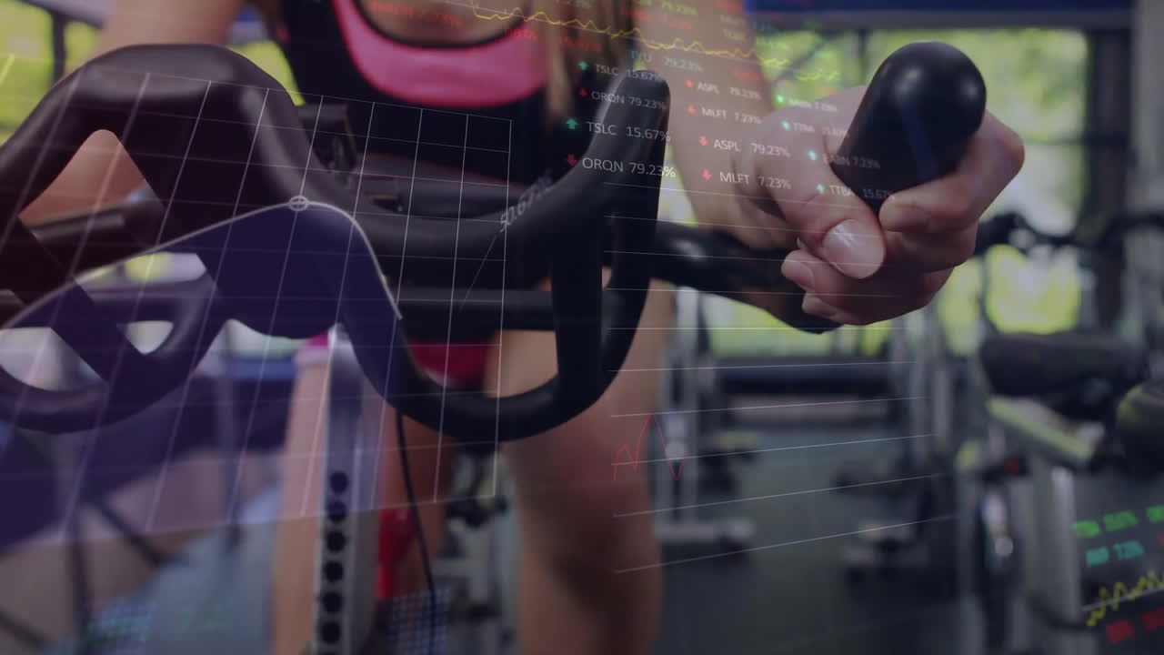 체육관에서 자전거를 타고 운동하는 백인 여성에 대한 금융 데이터 처리 애니메이션