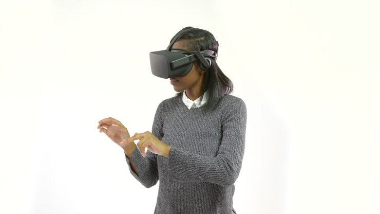Giovane donna che fa gesti con visore VR