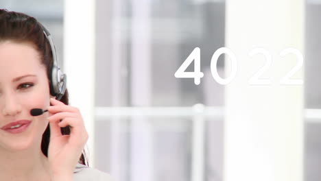 animación de números cambiando sobre mujer de negocios usando auriculares de teléfono