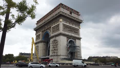 toma estática desde el lado del arco del triunfo envuelto por una enorme grúa, obras de arte de los artistas christo et jeanne-claude, parís, francia