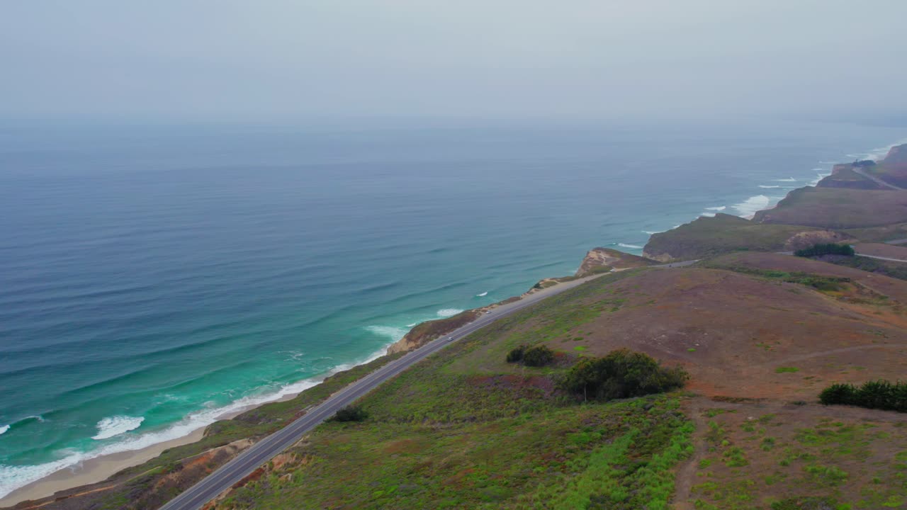 tiro de tierra a mar con drones de acantilados rocosos en california, estados unidos