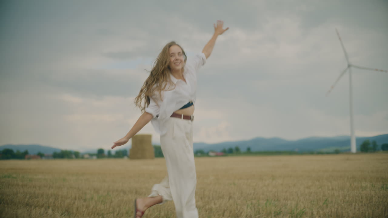 자연 속에서 춤을 추는 것