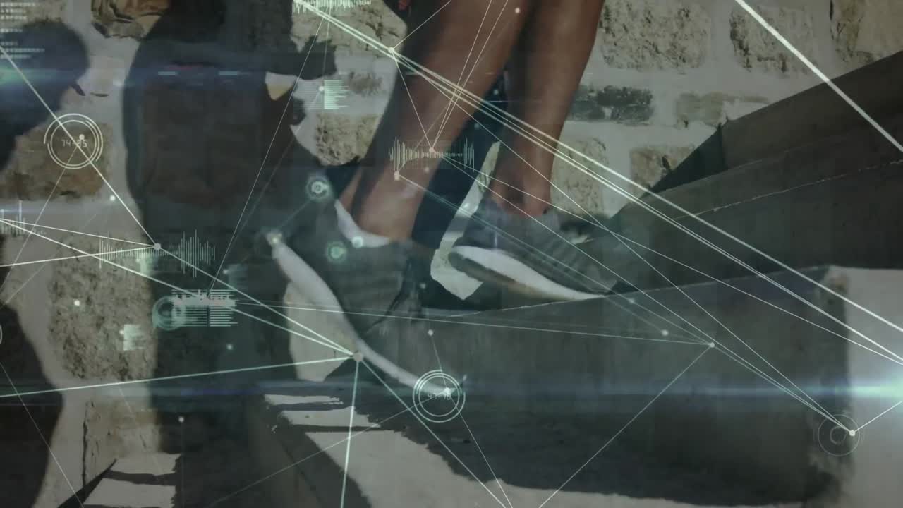 red de conexiones contra la sección baja de la pareja de raza mixta subiendo las escaleras