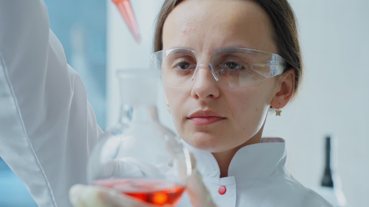 científico que lleva a cabo un experimento químico