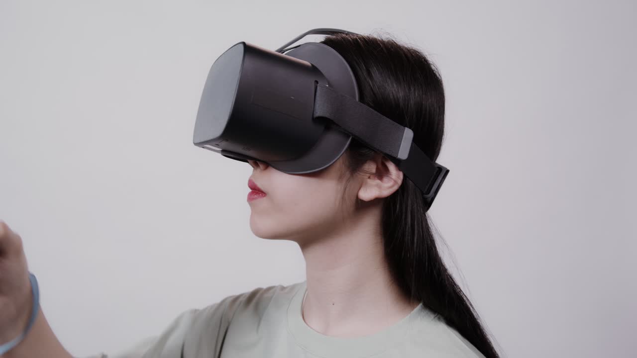 Mujer experimentando realidad virtual