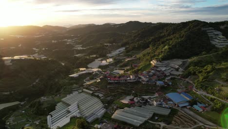 vista general del paisaje del distrito de brinchang dentro del área de cameron highlands de malasia
