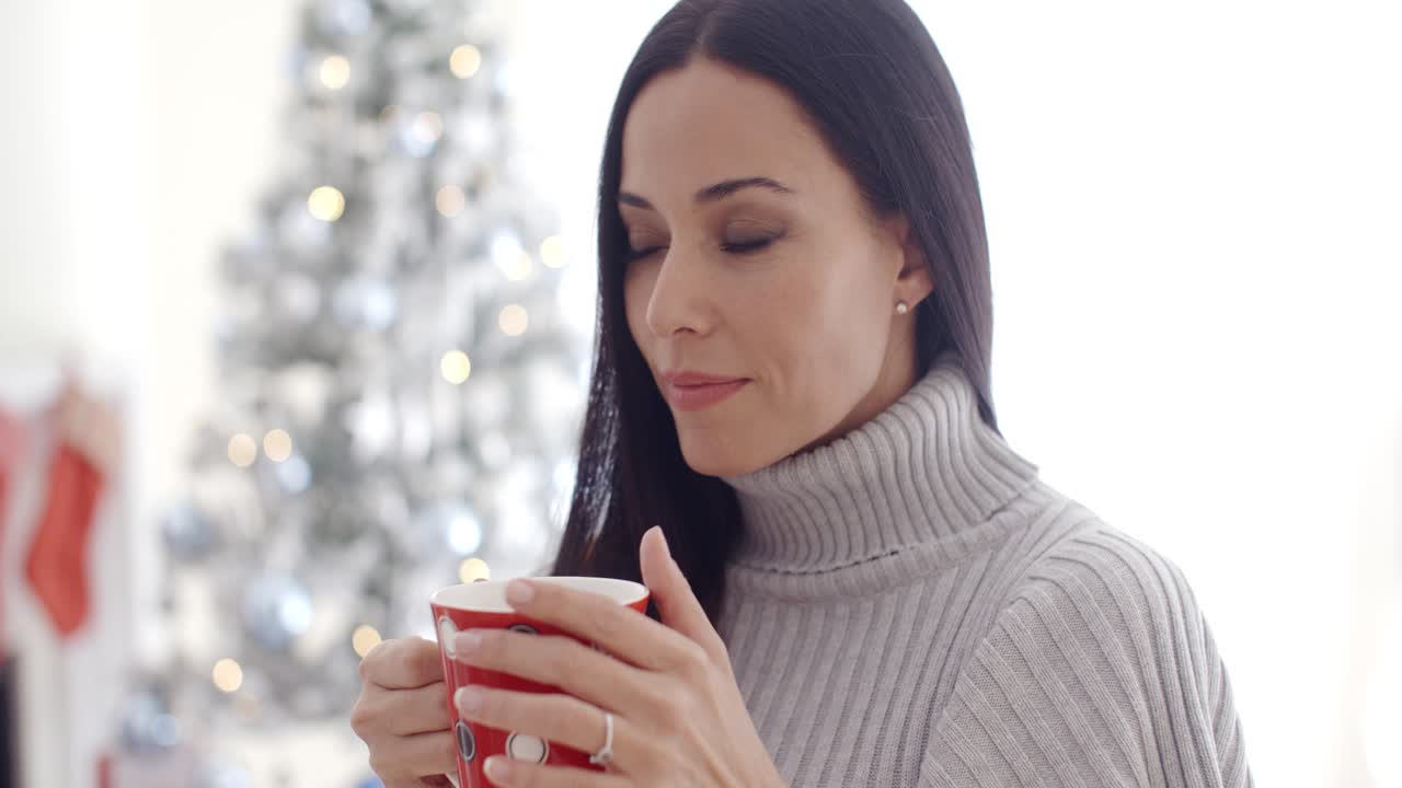 Mulher desfrutando de uma xícara de café de Natal