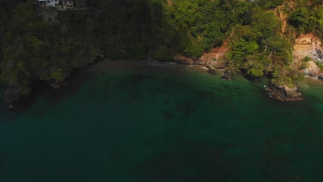 Antena-Reveladora-De-Playas-Costeras-Solitarias-En-La-Costa-Norte-De-La-Isla-Caribeña-De-Trinidad-Y-Tobago