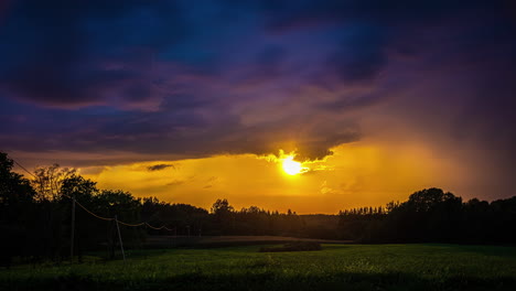 Filmischer-Zeitraffer-Sonnenuntergang-Mit-Dramatischen-Farben-Und-Bäumen-Im-Vordergrund