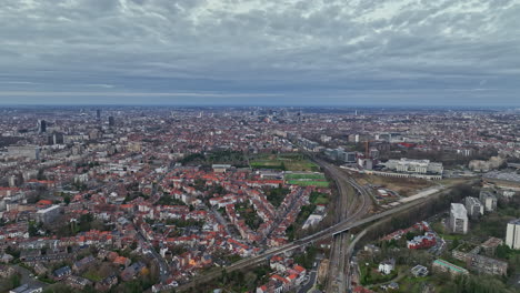 Toma-Aérea-Panorámica:-Se-Despliega-La-Geografía-De-Bruselas,-Desde-Los-Hogares-Hasta-Los-Lugares-Históricos.