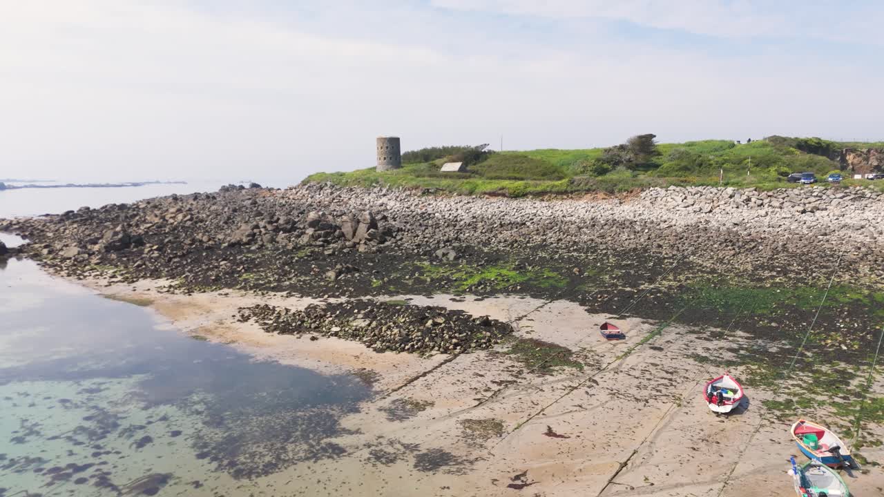 해안선을 따라 는 낮은 드론 영상, 저류에서 바위 위에 거울 마무리 바다와 신비로운 빛과 르네시의 크리스탈 은 바다