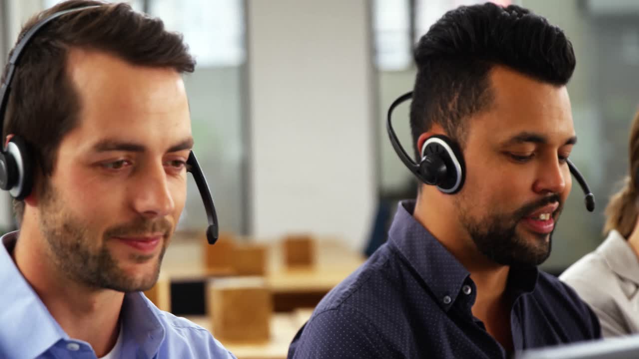 ejecutivos de negocios con auriculares usando computadora