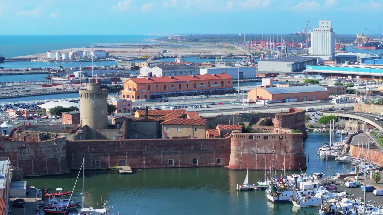Il tempo si ferma alla Fortezza Vecchia, Livorno, Italia, una fortezza medievale che da secoli domina il porto Mediceo. Livorno, Italia, porta del Mar Ligure.