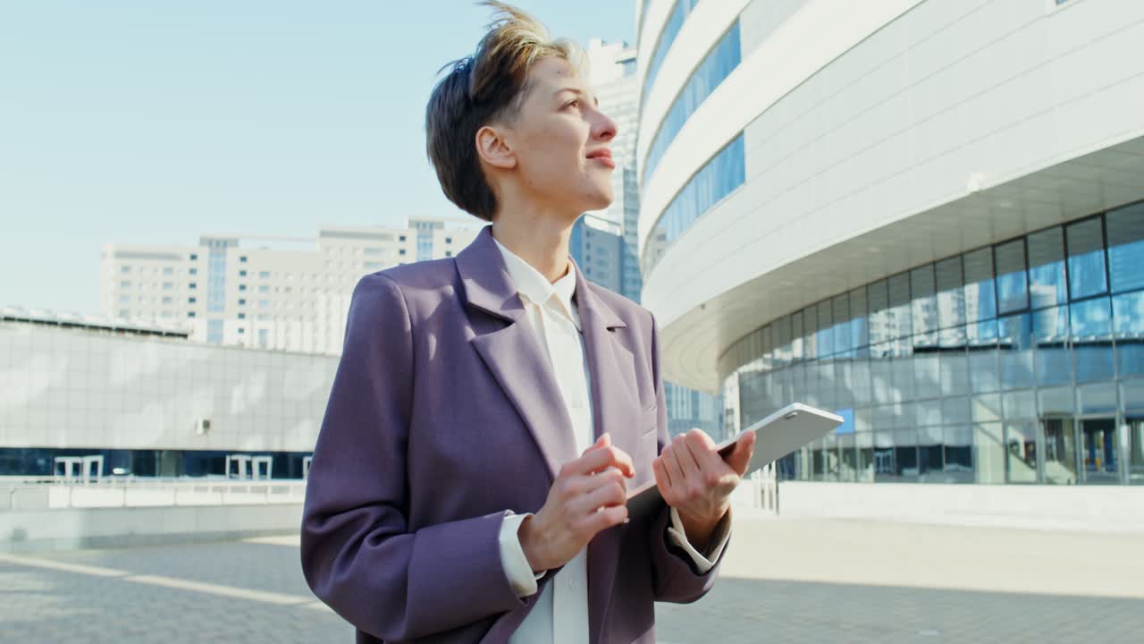 야외에서 태블릿을 사용하는 사업가