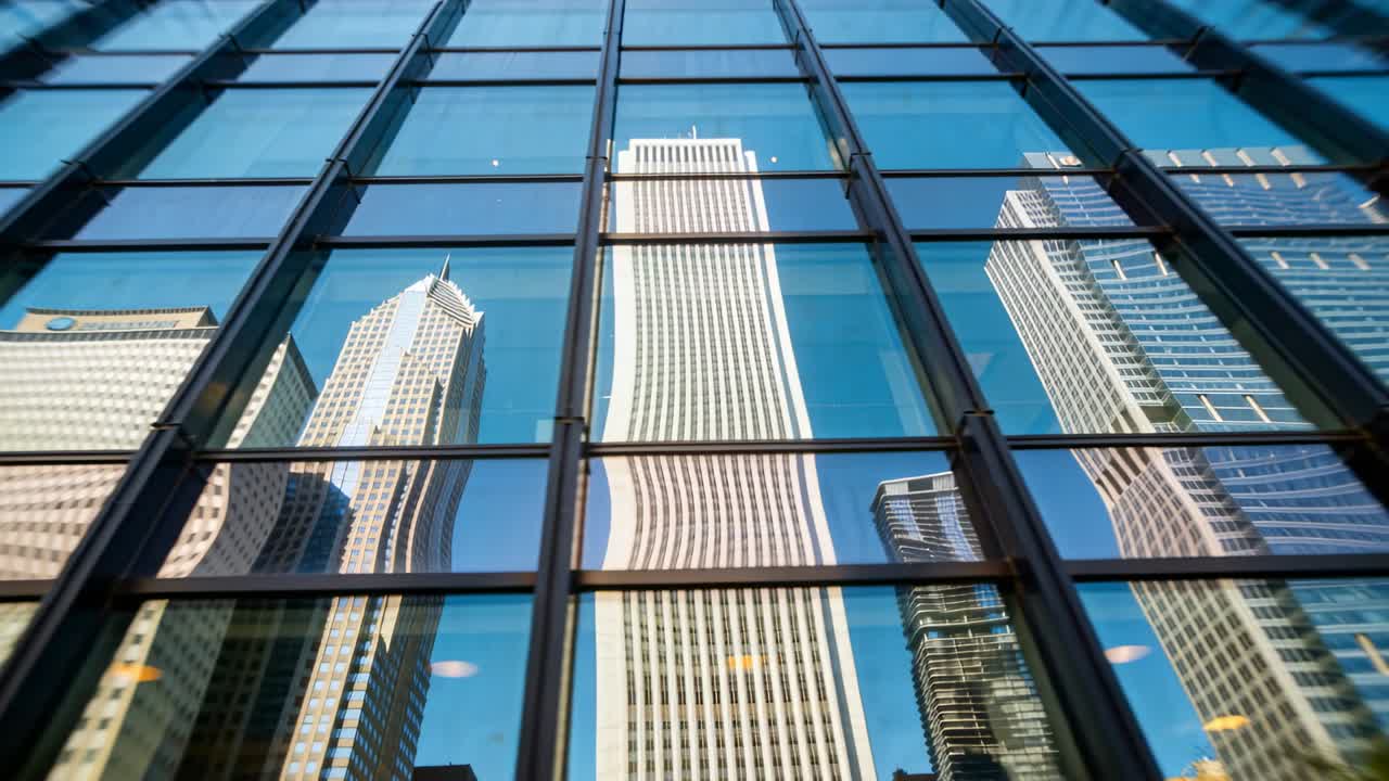 Leve movimento da câmera faz a parede cortina de vidro ondular, refletindo uma torre no saguão, com seus montantes