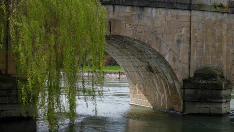 Malerische-Aussicht-Auf-Die-Themse,-Die-Unter-Dem-Steinernen-Brückenbogen-Mit-Trauerweiden-In-Der-Historischen-Marktstadt-Und-Gemeinde-Wallingford,-Süd-Oxfordshire,-England-Fließt