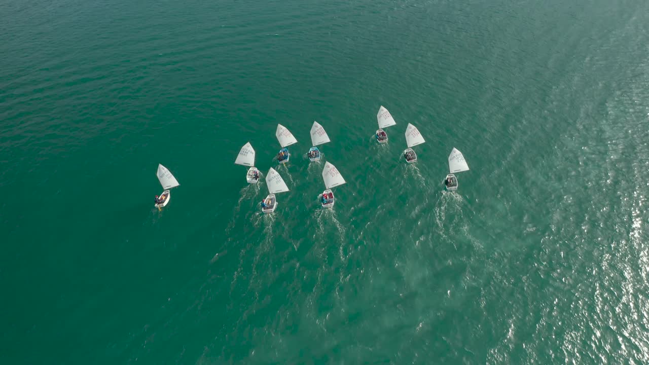 하향식 보기 낙천주의 보트를 따라 강을 탐색하고 어린이 학습을 위한 범선